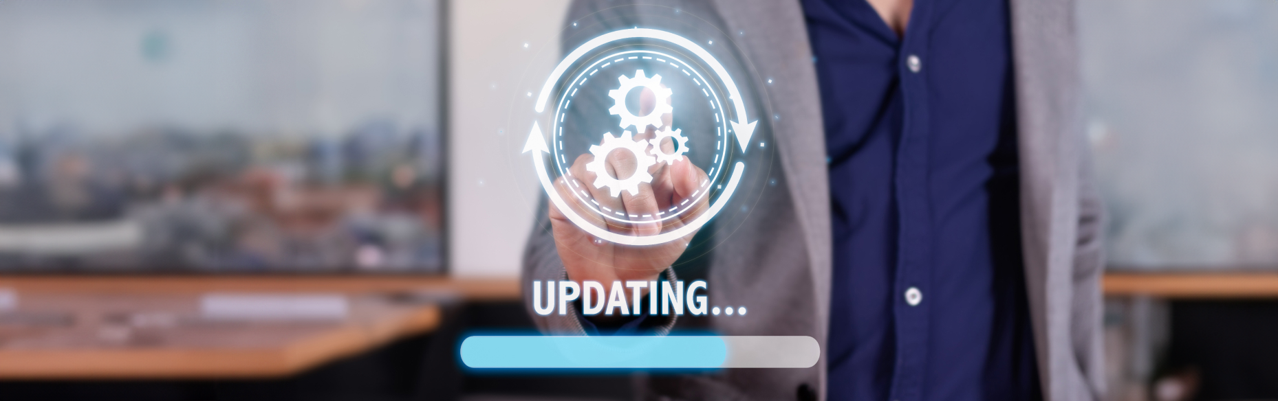 Mann der auf ein Icon mit Zahnrädern toucht und einen Updateprozess startet