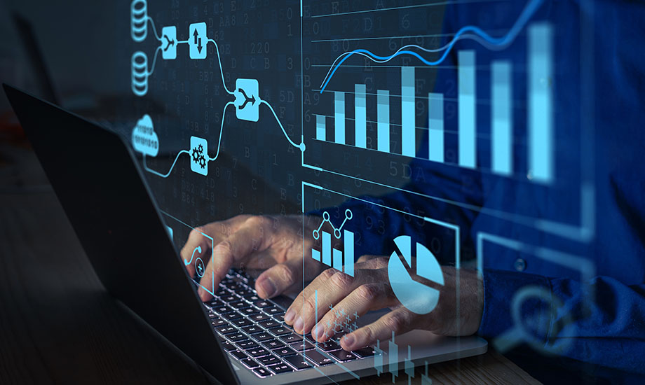 Person vor Laptop und Visualisierung von digitalen Statistiken zu Entwicklung und Performance im Format 920x550