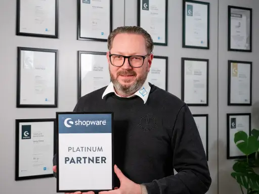 	Sascha Vorderstemann zeigt Shopware Platinum Partner Urkunde