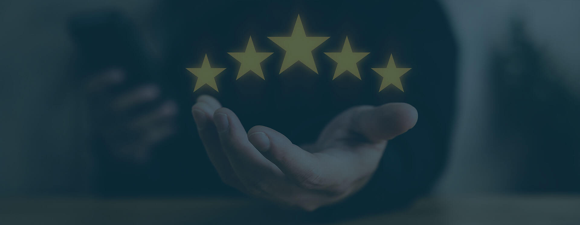  Geöffnete Hand mit 5 digitalen Sternen zur Symbolisierung von Exzellenz 