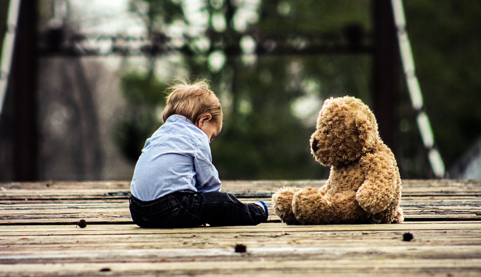 Foto mit einem kleinen Kind und einem Teddybär