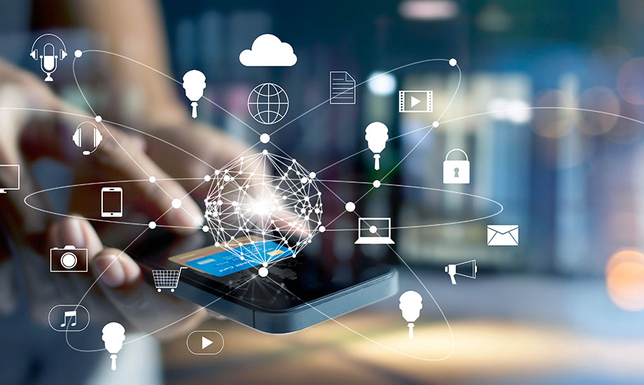Smartphone in den Händen einer Person und Visualisierung von digitalen Inhalten mit Marketing-Bezug im Format 920x550