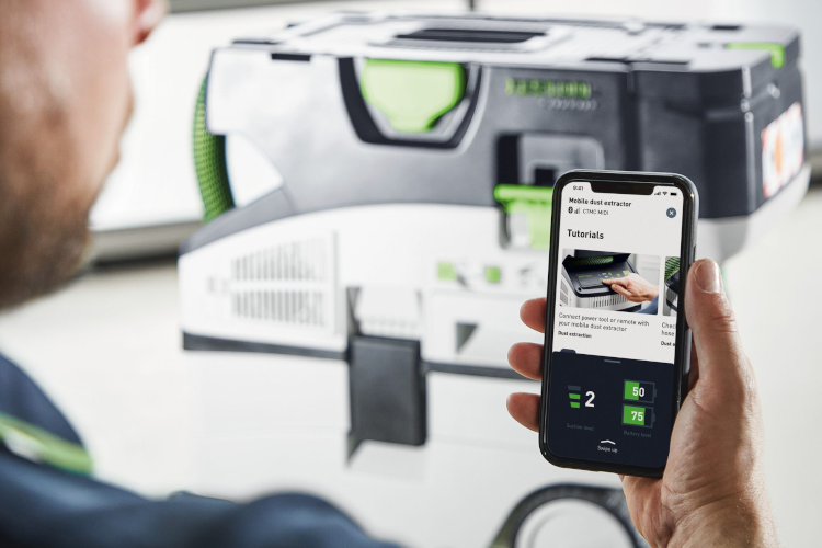 NovaDB im Einsatz bei Festool Ein Mann schaut auf seinem Smartphone ein Tutorial auf der Festool-Website an.