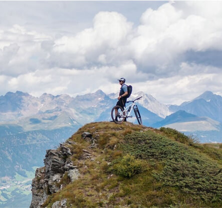 Mountainbiker der vom Gipfel ins Tal